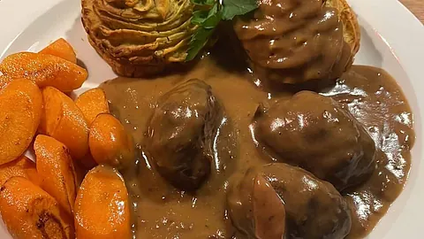 Rødvinsbraserede svinekæber